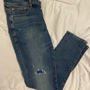 Distressed skinny jeans